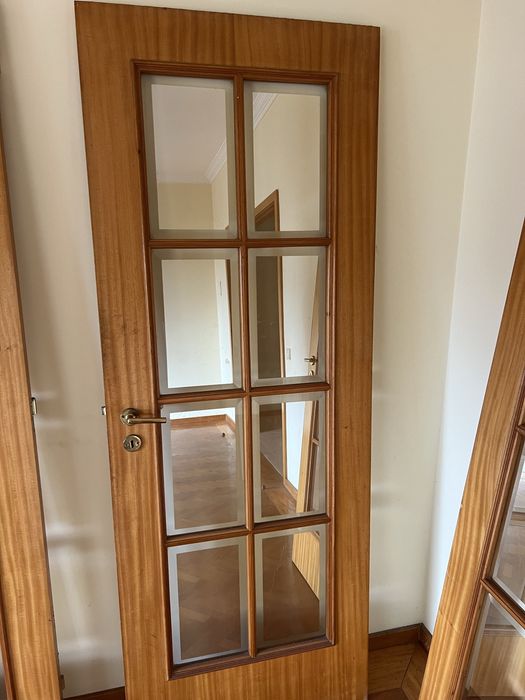 Portas de madeira para sala e cozinha com vidros