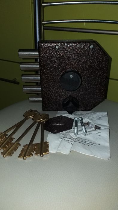 Продам накладной замок Сенат с ночником задвижкой.