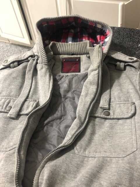 Sueter em algodão com capuz e fecho marca Athletics