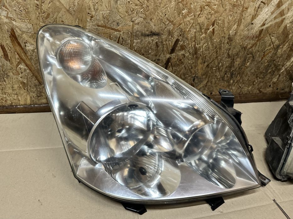 Передні фари Toyota Corolla Verso AUR10 Тойота Версо AR10 2001-2009