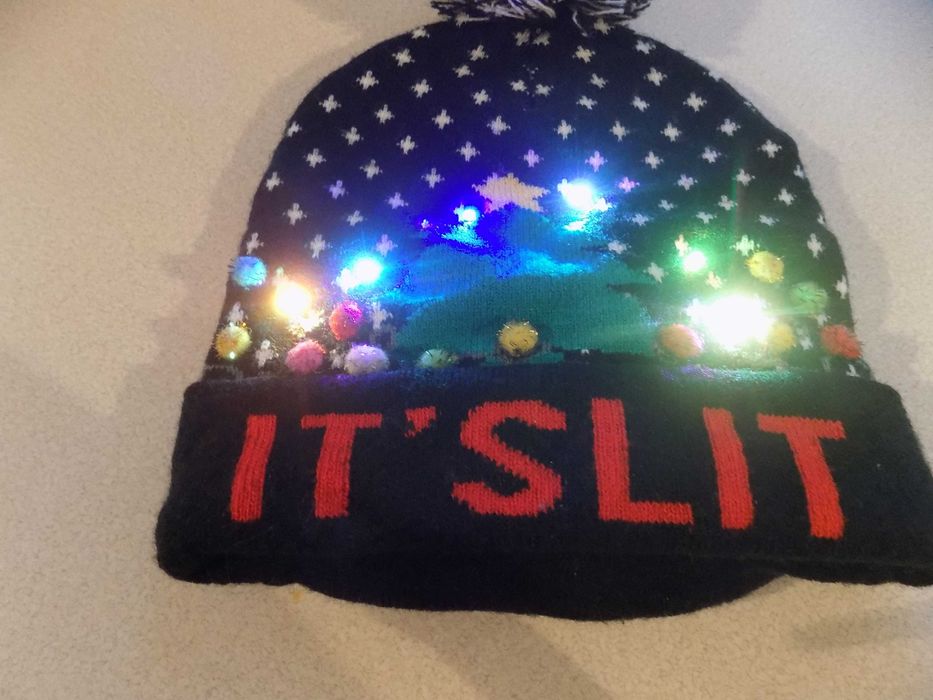 Świąteczna czapeczka z diodami