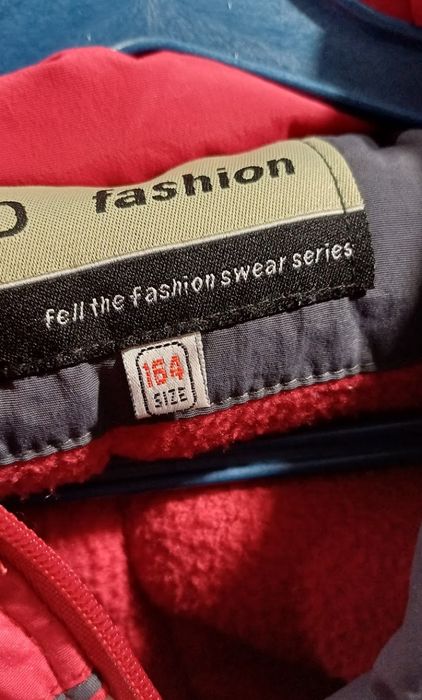 Горнолыжные теплые фирменные комбинезоны.