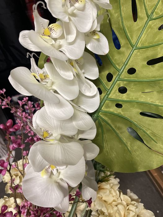 Arranjo de flores e plantas  artificiais