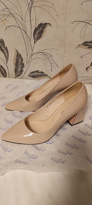 Туфли лакэ 39 размер по устилки 25,5 см, цвет нюдовый, производитель И