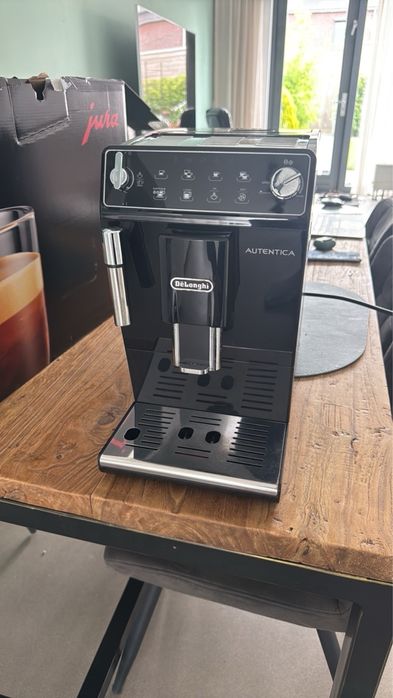 Продам кавову машинку делонгі Delonghi