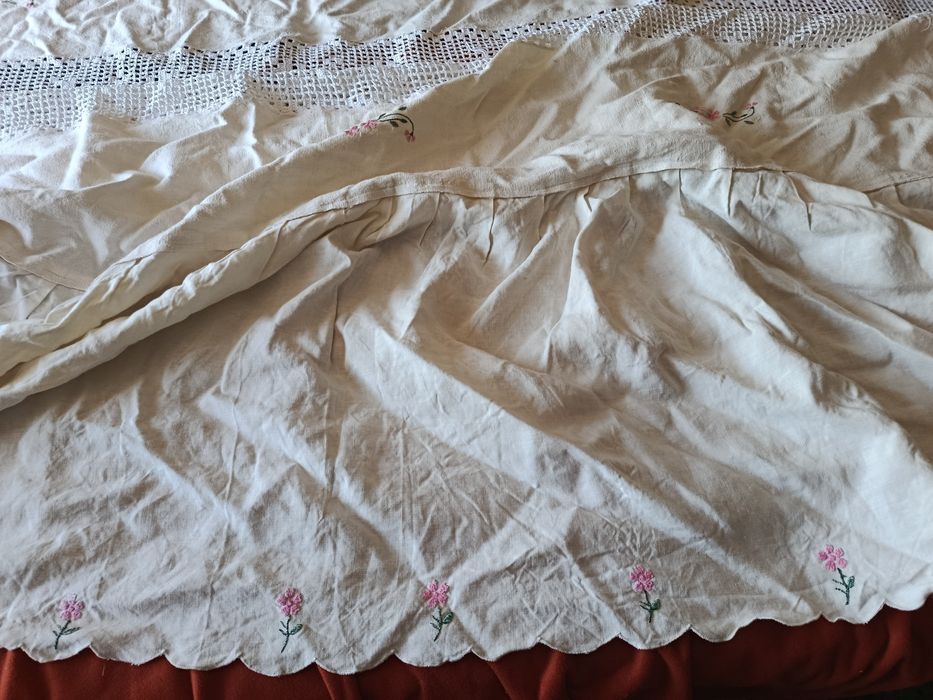 Colcha em linho cru renda e bordados