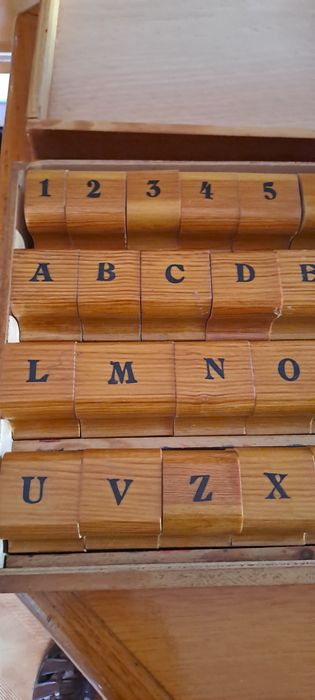 Jogo de madeira crua letras números e carimbos
