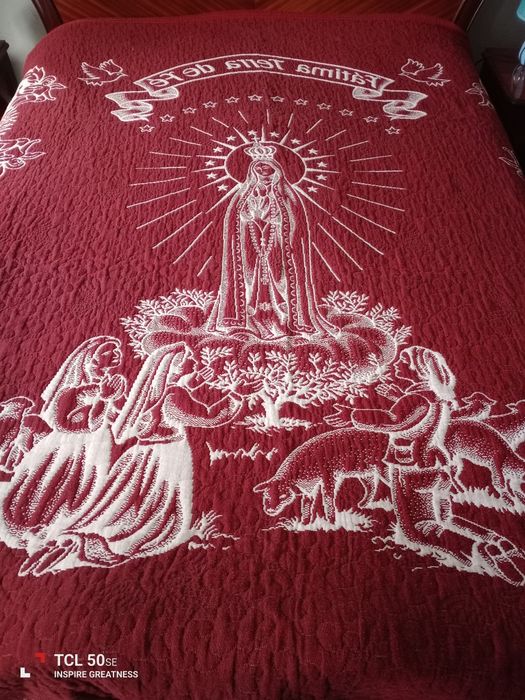 Colcha para cama de casal com a imagem da nossa senhora de Fátima.