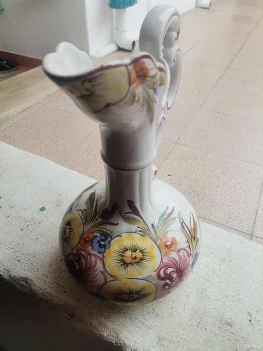 Jarra com prato pintado a mão