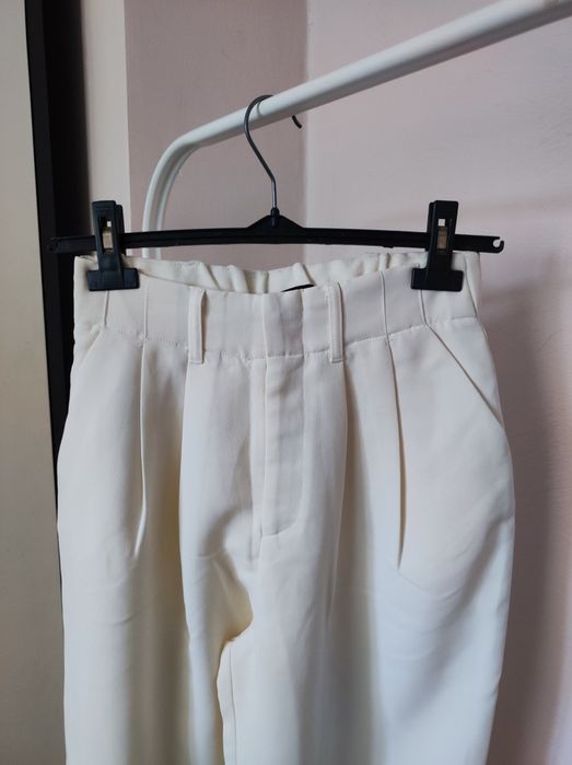 Eleganckie jasne spodnie szerokie