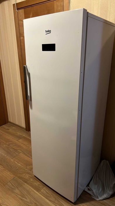 вертикальная морозильная камера Beko RFNE290E23W на 7 отделений