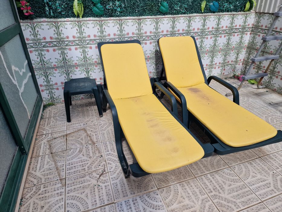 Conjunto 2 Espreguiçadeiras de Jardim + Colchões (Excelente Estado)