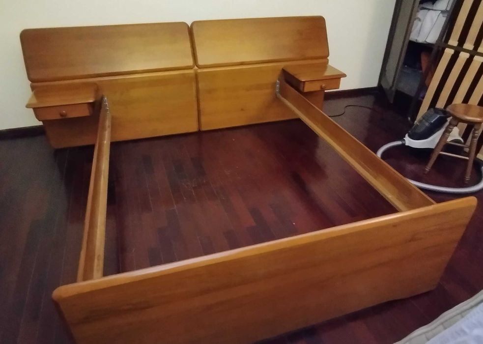 CAMA CASAL c/ mesas cabeceira / marca CERNE (madeira maciça) URGENTE