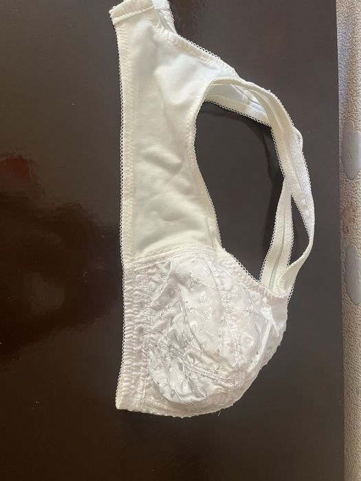 Білий бюстгальтер з вишивкою, розмір 95