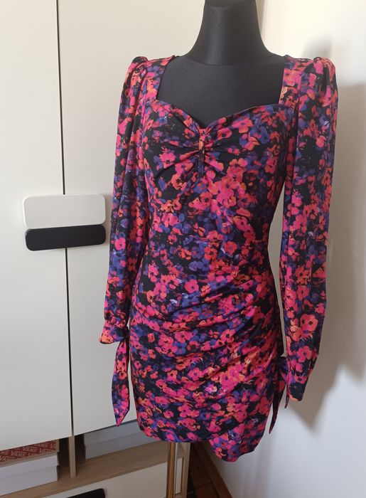 Wyrazista sukienka drapowana w kwiaty katniss S