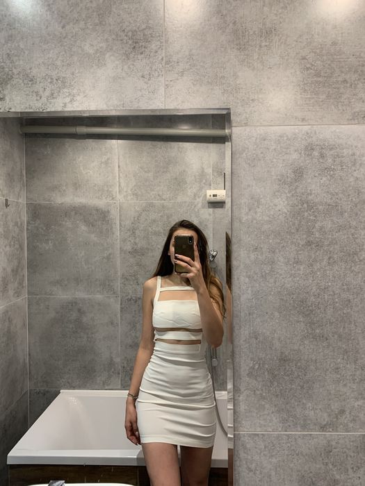 Sukienka mini biała obcisła