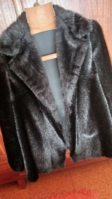 casaco curto de pele