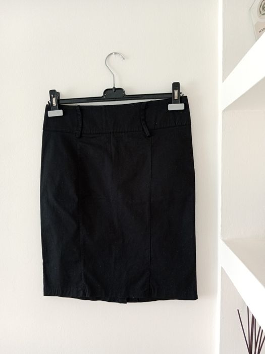 Czarna gładka spódnica damska m