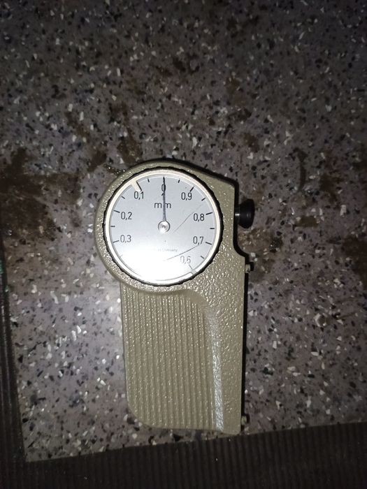 Miernikczujnik do rozprowadzania zębów pił