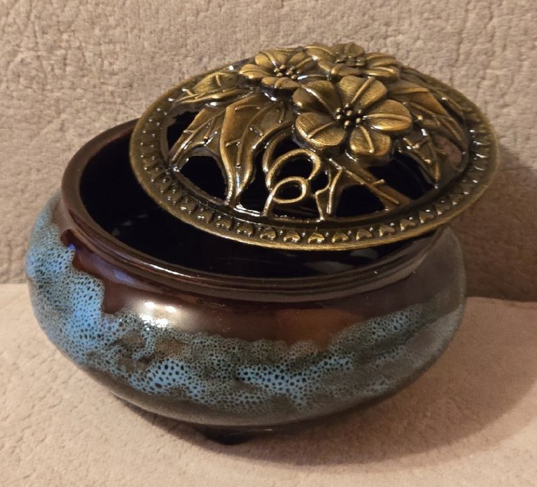 Szkatułka na biżuterię, kadzielnica ceramiczna, puzderko z przykrywką.