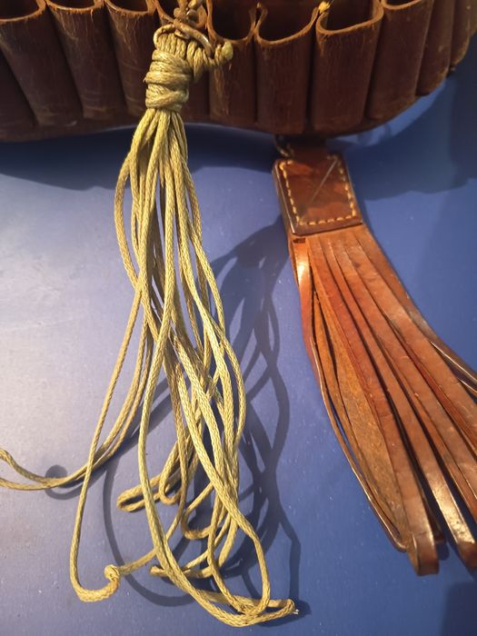 Conjunto colete/cartucheira/boné de caça