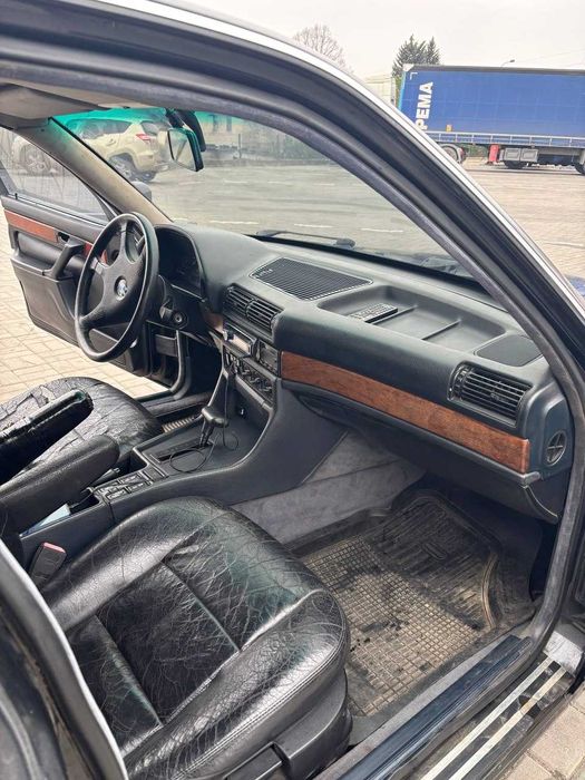 Продам БМВ е32 легенда