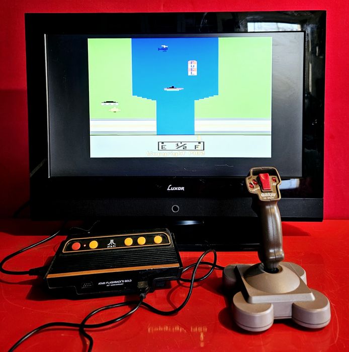 Mały telewizor LCD do starych konsoli do gier