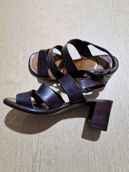 Sandały skórzane na obcasie brązowe