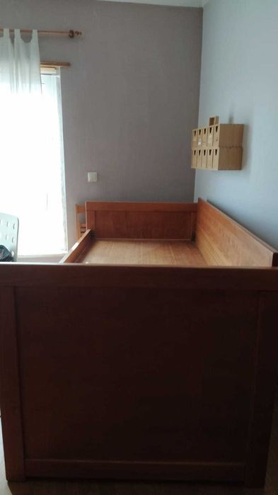 Cama solteiro de madeira com gavetas