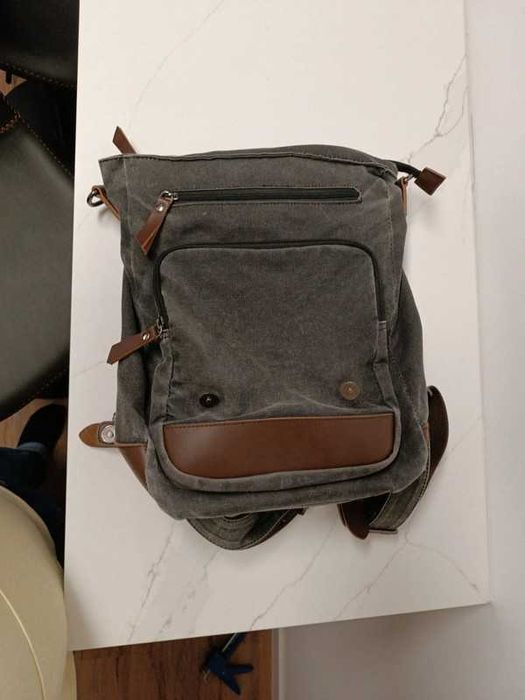 Mochila Grant em ganga com acabamentos em pele