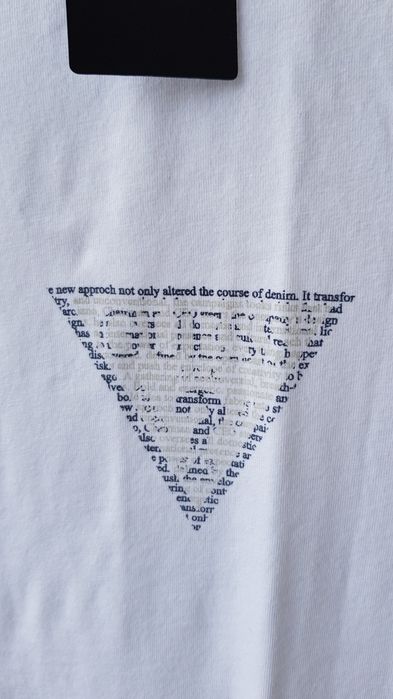 Biały tshirt z trójkątnym logo Guess S, nowy z metkami w pudełku, oryg