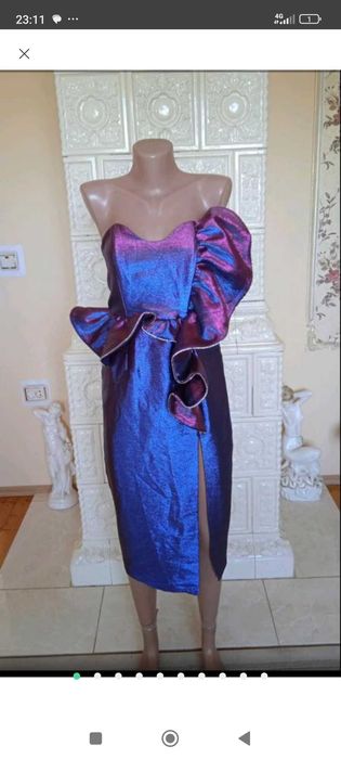 Дизайнерська сукня хамелеон з камінцями має розріз