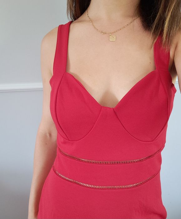 Czerwona sukienka z falbanka na ramiączkach 38