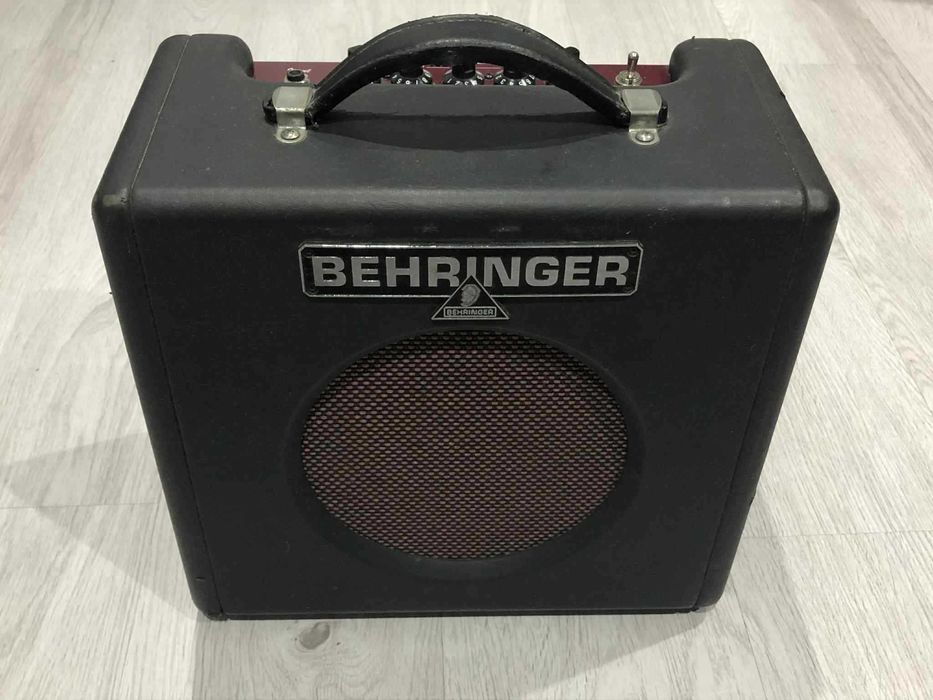 Gitara elektryczna ze wzmacniaczem i dodatkami