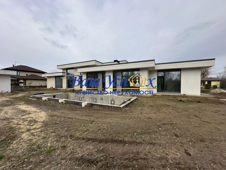 Продажа современного  дома с выходом на озеро. В городке.