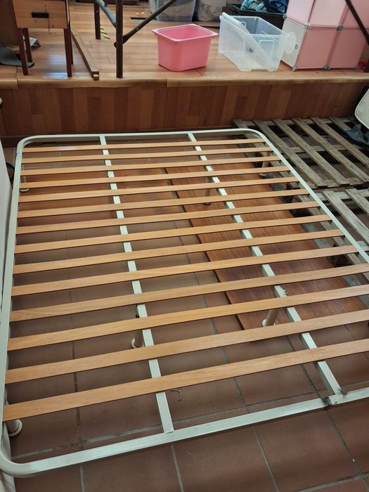 Cama de casal sem cabeceira