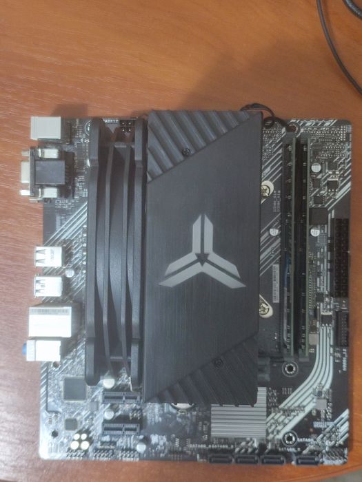 Комплекс з материної плати , процесору оперативної пам'яті та башні