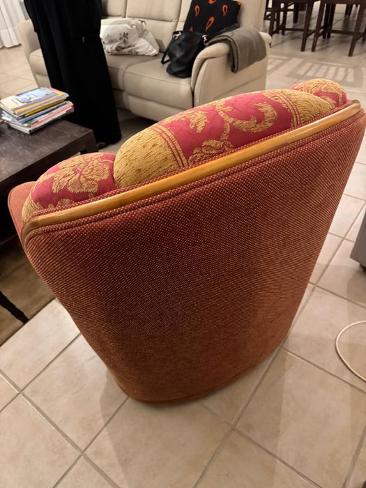 Poltrona em tecido com paineis de madeira. Estrutura perfeita