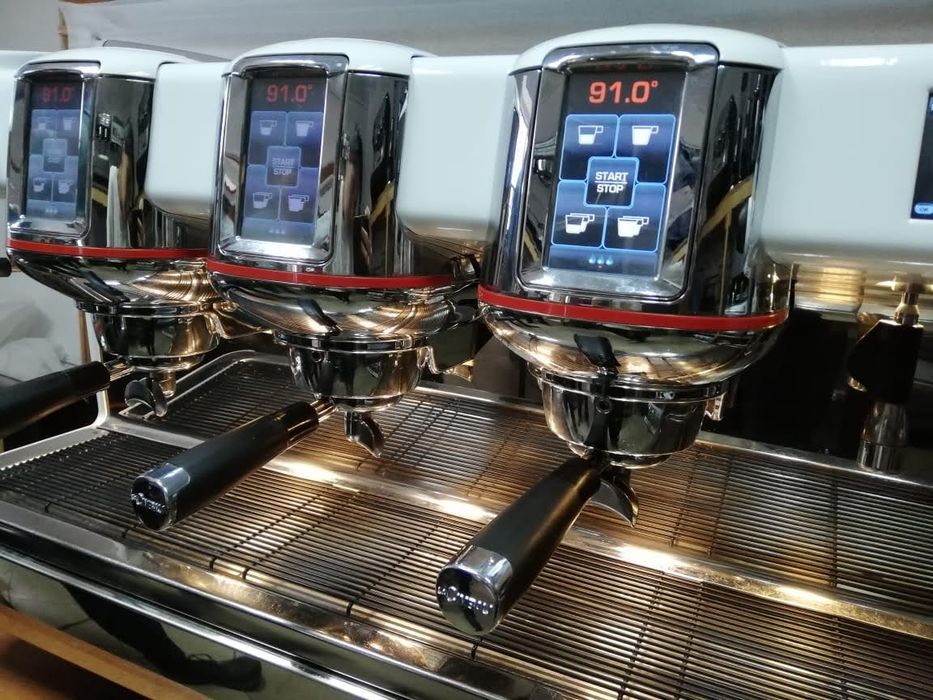 Професійна мультібойлерна кавомашина La cimbali m 100 hd
