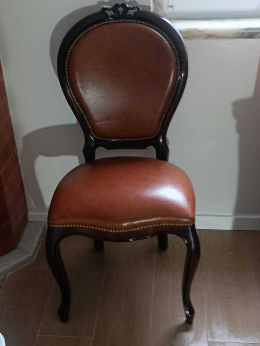 Mesa de jantar madeira maciça + 6 cadeiras em pele