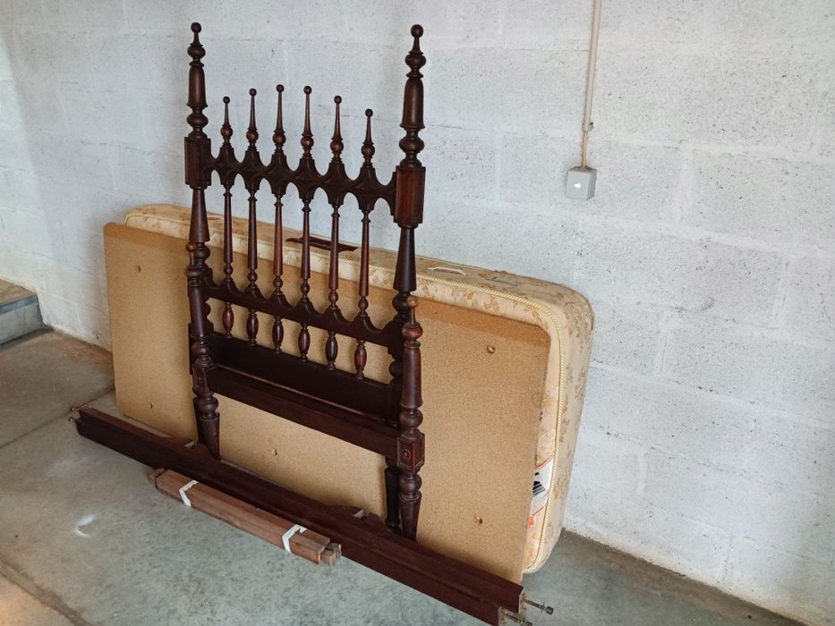 Cama de solteiro vintage com colchão ortopédico