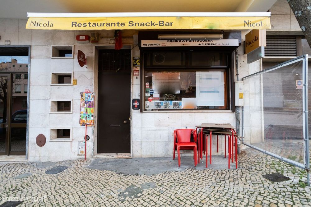 Restaurante composto por 3 lojas e em pleno funcionamento