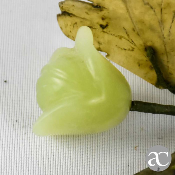 Castiçal de mesa forma de arranjo floral, China, feito em pedra e jade