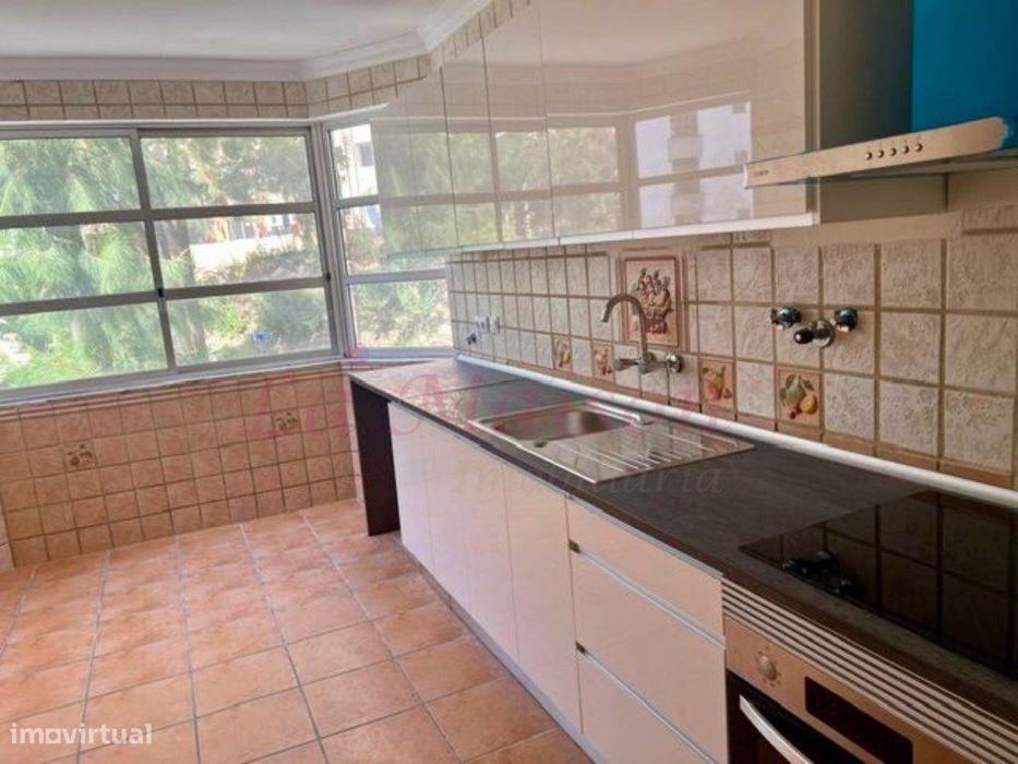 Apartamento T2 transformado em T3 em Mem Martins