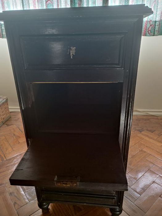 Mesa de cabeceira antiga