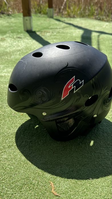 F2 - Kask ochronny do sportów wodnych rozmiar M