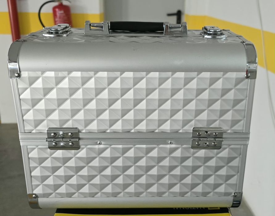 Mala metálica de transporte com divisórias.