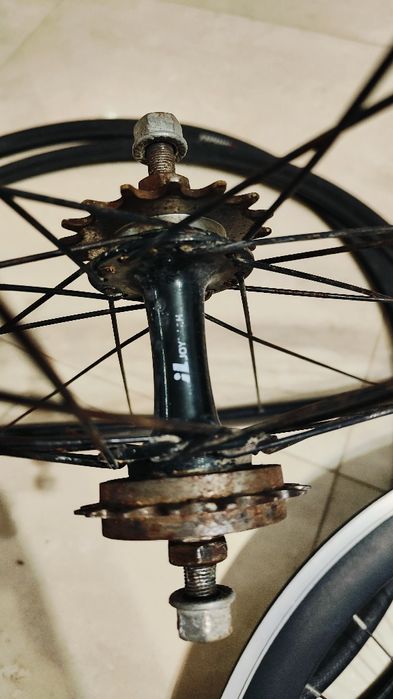 Ostre koło 28c. Wysoki stożek. Koła szosowe.