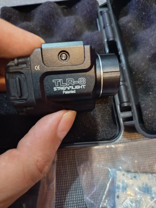 Lanterna tática compacta para armas com laser integrado, especificamente o modelo Streamlight TLR-8.