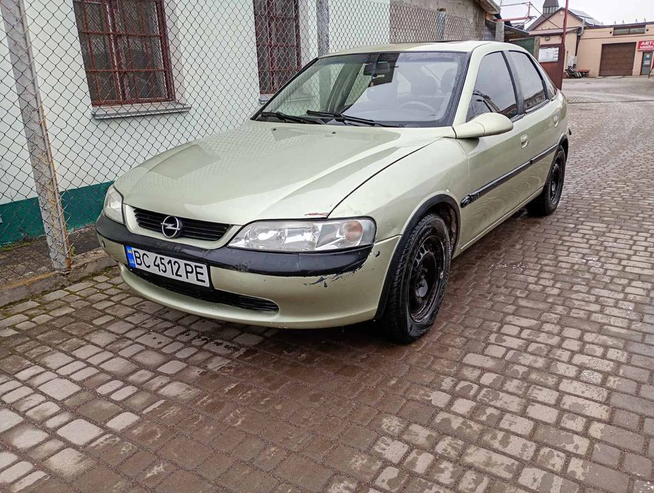 Продам Опель вектра б 
2.0 XEV бензин /газ вписаний 
Машина на повному ходу мотор добрий месла небере масло 5W30 
Сцеплення добре 
Коробка переключається чітко
Всі чотири колеса одинакові зимові  HANKOK R15 195/60 зима
З переоформленням
Деталі по тел 09*********38